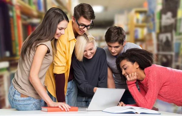 Skupina studentů s notebookem — Stock fotografie