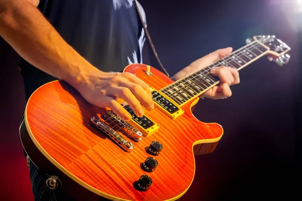 Young man playing on  guitar — Stock Photo, Image