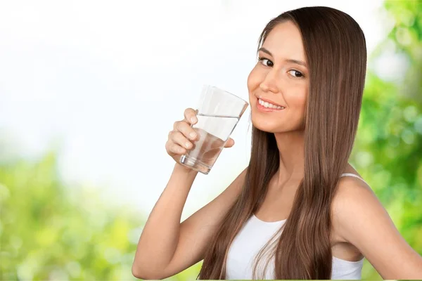 Wanita muda minum air — Stok Foto
