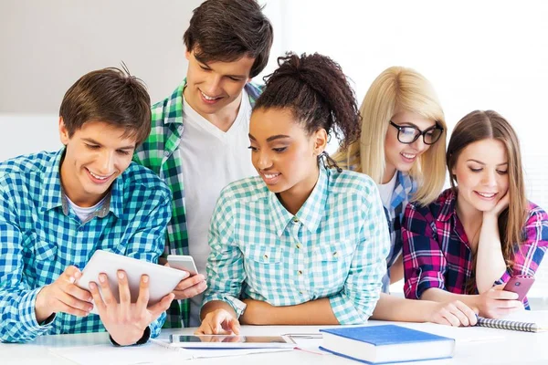 Jovens estudantes estudando — Fotografia de Stock