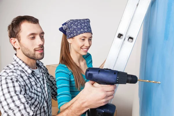 Porträt Eines Glücklichen Jungen Paares Das Einem Neuen Raum Zusammenarbeitet — Stockfoto