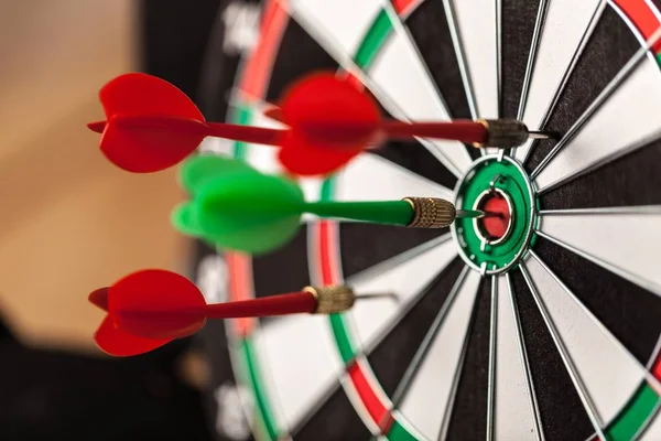 Dartboard com setas coloridas — Fotografia de Stock