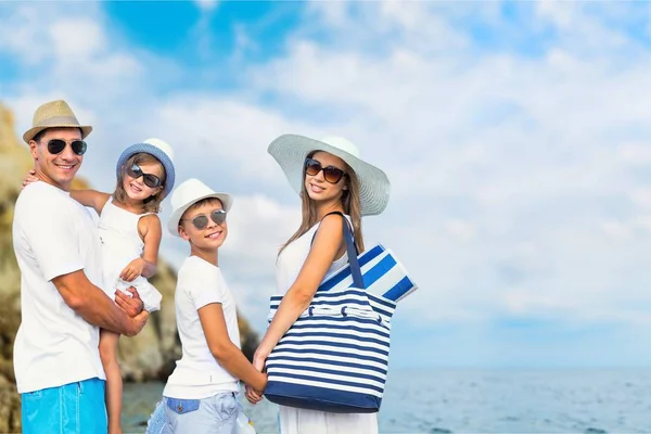 Szczęśliwa rodzina na wakacje — Zdjęcie stockowe