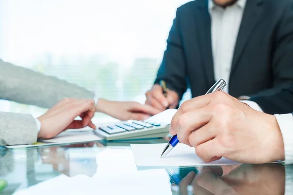 Mensen uit het bedrijfsleven maken verslag — Stockfoto