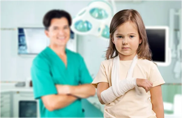 Маленькая девочка со сломанной рукой — стоковое фото