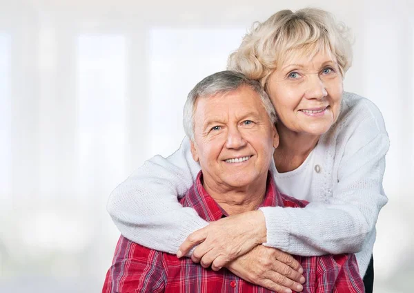 Gelukkige senior paar glimlachen — Stockfoto