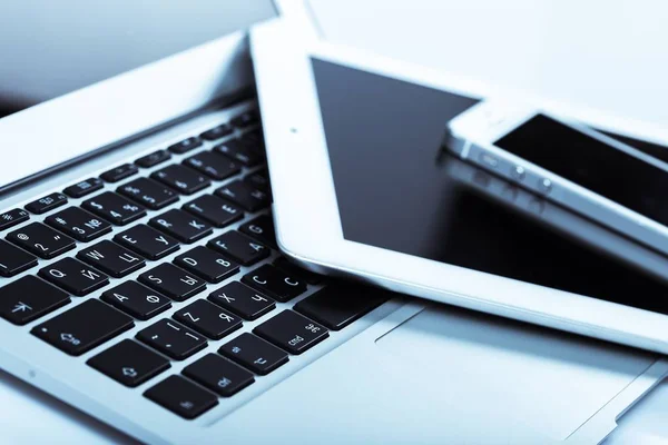 Digital Tablet PC och laptop med mobil — Stockfoto