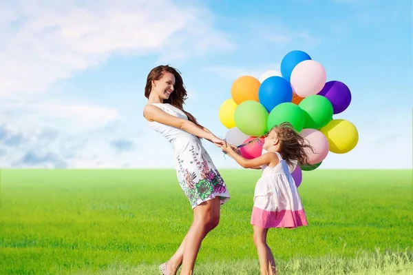 Donna con ragazza e palloncini d'aria — Foto Stock