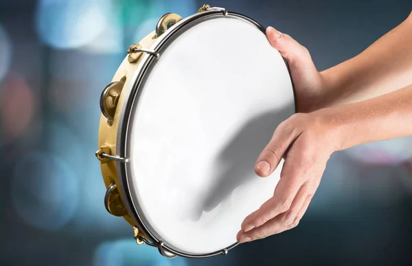 Mãos femininas Tocando pandeiro — Fotografia de Stock