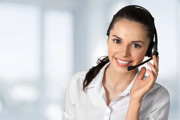 Jovem feminino call center empregado — Fotografia de Stock