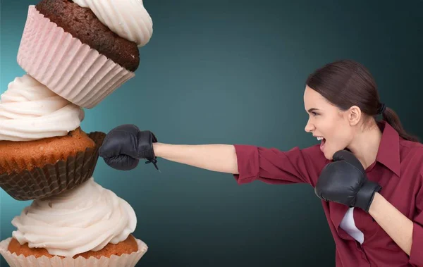 Mujer joven luchando contra la comida rápida — Foto de Stock