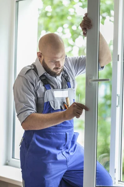 Homem de uniforme no trabalho — Fotografia de Stock