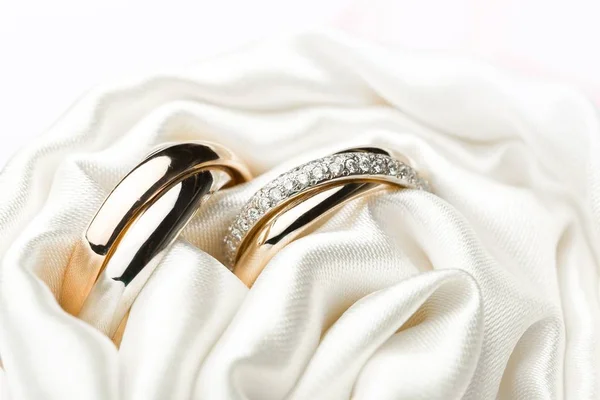 Anéis de noivado no fundo — Fotografia de Stock