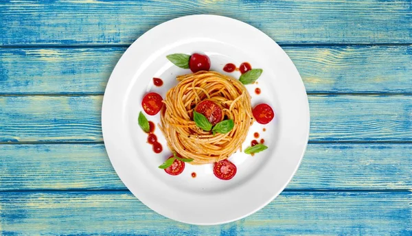 Heerlijke pasta op wit bord — Stockfoto