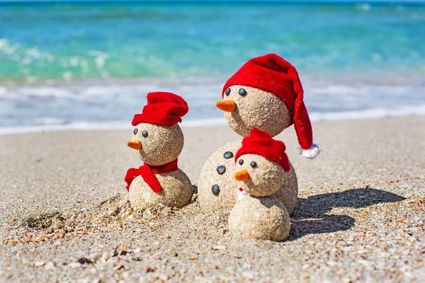 Піщані сніговики на пляжі — стокове фото