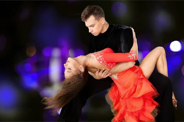 Homem e uma mulher dançando Salsa — Fotografia de Stock