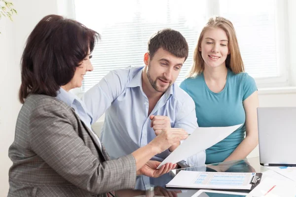 Geschäftsleute diskutieren etwas — Stockfoto