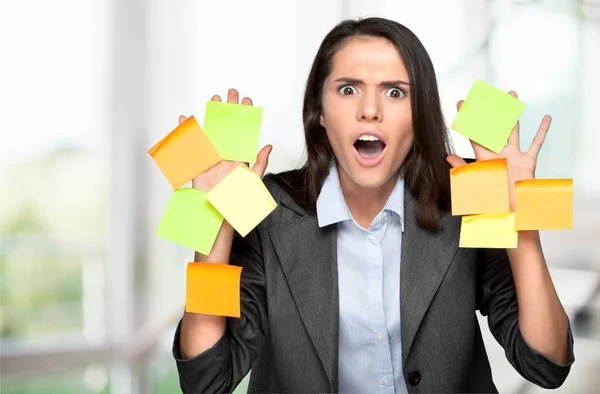 Femme d'affaires debout avec des notes collantes — Photo