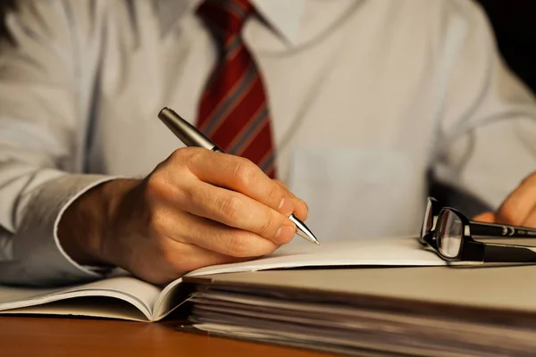 Man met pen en schrijf tekst — Stockfoto