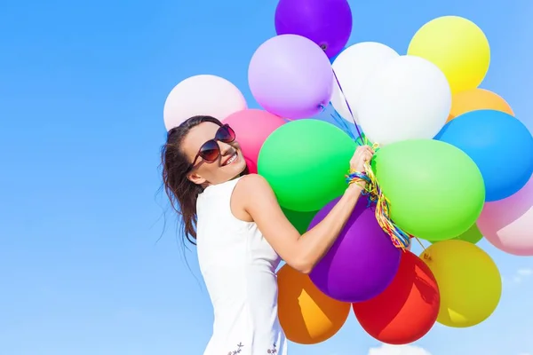 Mulher com balões de ar coloridos — Fotografia de Stock