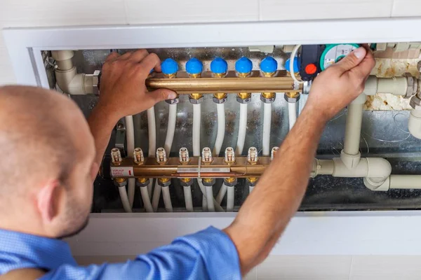 Engenheiro trabalhando na sala de controle de temperatura — Fotografia de Stock