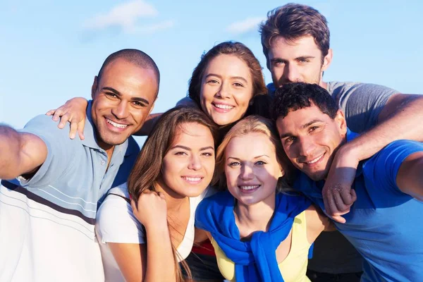 Pessoas ao ar livre fazendo selfie — Fotografia de Stock