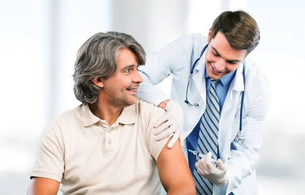 Médico haciendo la vacunación al paciente — Foto de Stock