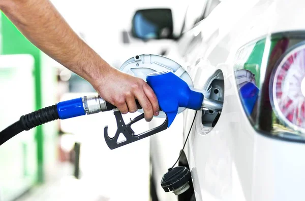 Pumpa gas på bensinpump — Stockfoto