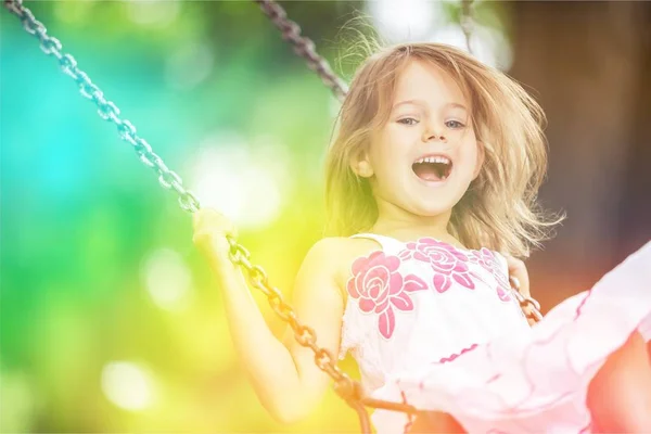 Niña divirtiéndose en swing — Foto de Stock