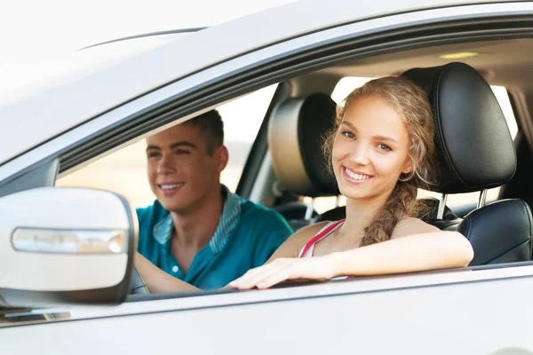 Joven pareja feliz en coche — Foto de Stock