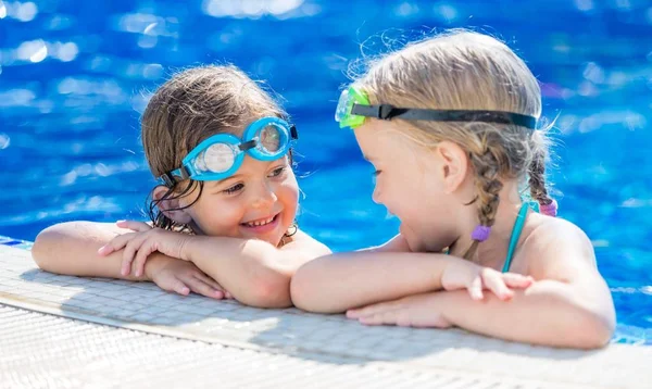 Ragazze che si divertono in piscina . — Foto Stock