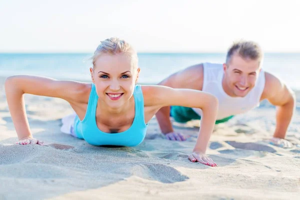 Sporty couple work out on seaside — Stock Photo, Image