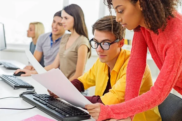 Grupo de Estudantes com computadores — Fotografia de Stock