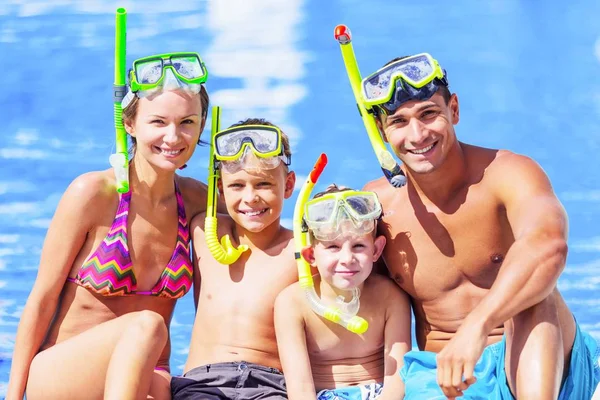 Счастливая семья играет в бассейне. — стоковое фото