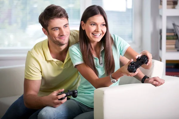 Paar spelen video game — Stockfoto