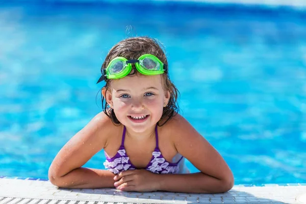 Bambina nuotare in piscina — Foto Stock