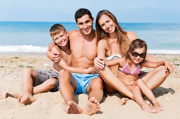 Glückliche Familie im Urlaub — Stockfoto