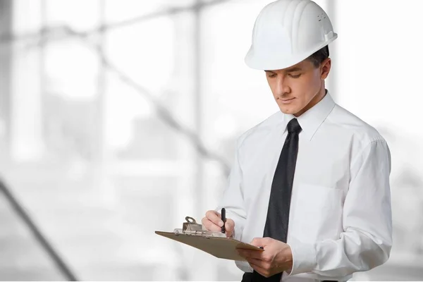 Uomo in camicia bianca di lavoro — Foto Stock