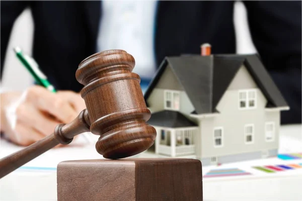 Wooden judge gavel and toy  house — Stock Photo, Image