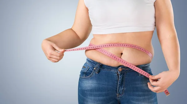 胖女人测量她的胃 — 图库照片