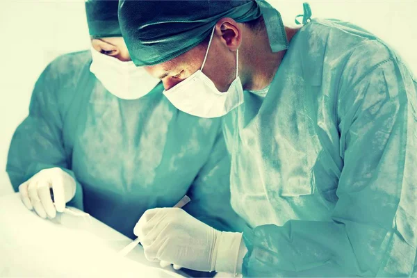 Cirurgiões faz uma operação — Fotografia de Stock