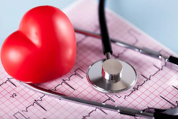 Medische stethoscoop met kunststof hart — Stockfoto