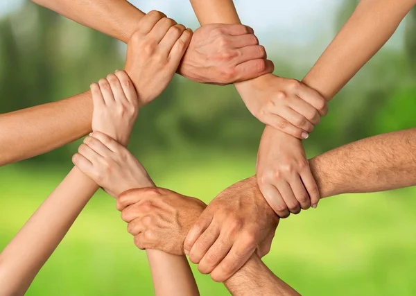 Lidé drží ruce dohromady — Stock fotografie