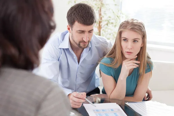 Geschäftsleute diskutieren etwas — Stockfoto