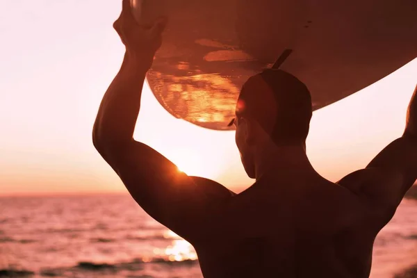 サーフィンボードを持つ男 — ストック写真