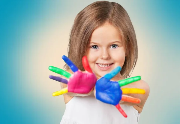 Dziewczynka z kolorowe ręce malowane — Zdjęcie stockowe