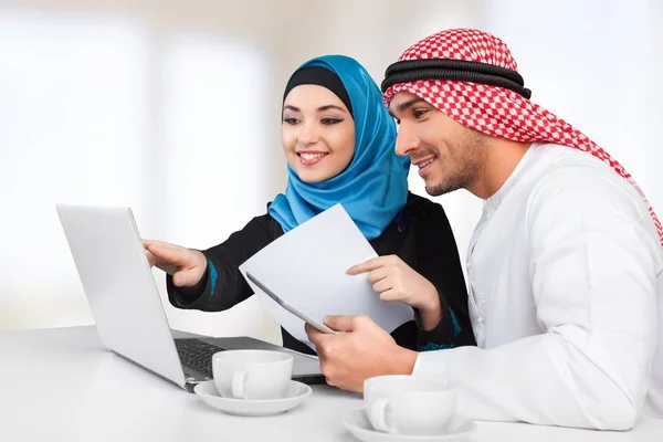 Портрет арабской пары с ноутбуком — стоковое фото