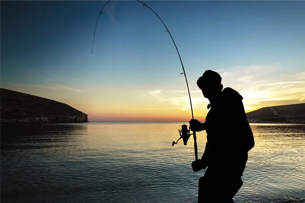 Silhouette dell'uomo di pesca — Foto Stock