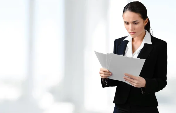 Joven empresaria con montón de documentos — Foto de Stock