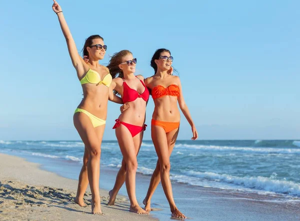 年轻妇女走在海边 — 图库照片